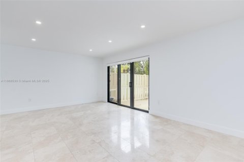Townhouse in North Miami Beach, Florida 3 bedrooms, 179.86 sq.m. № 1922969 - photo 15