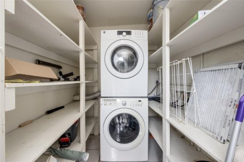 Townhouse in North Miami Beach, Florida 3 bedrooms, 179.86 sq.m. № 1922969 - photo 19