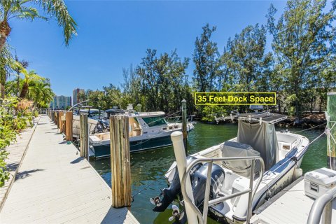 Townhouse in North Miami Beach, Florida 3 bedrooms, 179.86 sq.m. № 1922969 - photo 1