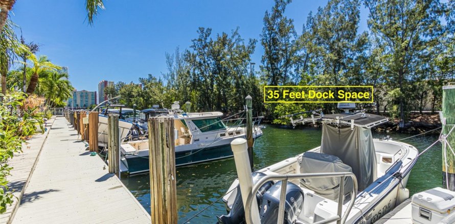 Townhouse in North Miami Beach, Florida 3 bedrooms, 179.86 sq.m. № 1922969