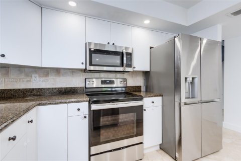 Townhouse in North Miami Beach, Florida 3 bedrooms, 179.86 sq.m. № 1922969 - photo 12