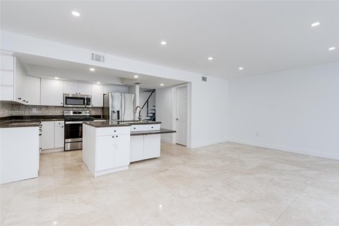 Townhouse in North Miami Beach, Florida 3 bedrooms, 179.86 sq.m. № 1922969 - photo 14
