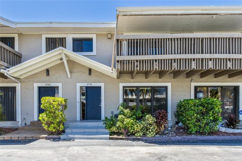 Townhouse in North Miami Beach, Florida 3 bedrooms, 179.86 sq.m. № 1922969 - photo 3