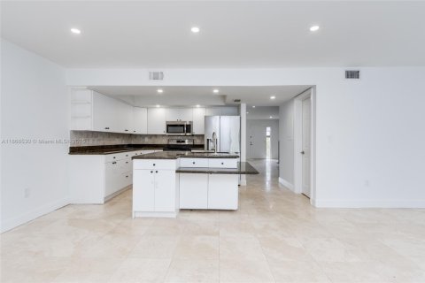 Townhouse in North Miami Beach, Florida 3 bedrooms, 179.86 sq.m. № 1922969 - photo 13