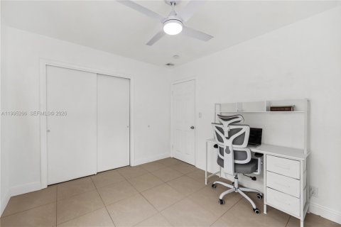 House in Hollywood, Florida 3 bedrooms, 171.31 sq.m. № 2062745 - photo 12