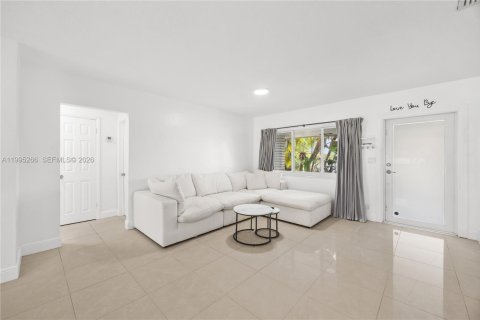 House in Hollywood, Florida 3 bedrooms, 171.31 sq.m. № 2062745 - photo 3