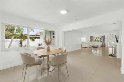 House in Hollywood, Florida 3 bedrooms, 171.31 sq.m. № 2062745 - photo 2