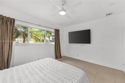 House in Hollywood, Florida 3 bedrooms, 171.31 sq.m. № 2062745 - photo 9