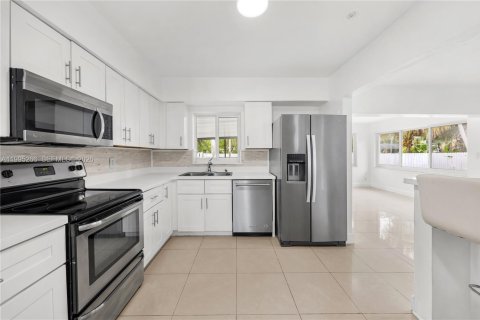 House in Hollywood, Florida 3 bedrooms, 171.31 sq.m. № 2062745 - photo 6