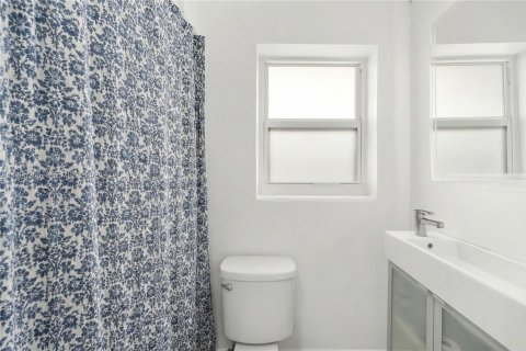 House in Hollywood, Florida 3 bedrooms, 171.31 sq.m. № 2062745 - photo 13