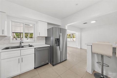 House in Hollywood, Florida 3 bedrooms, 171.31 sq.m. № 2062745 - photo 7