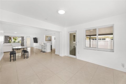 House in Hollywood, Florida 3 bedrooms, 171.31 sq.m. № 2062745 - photo 4