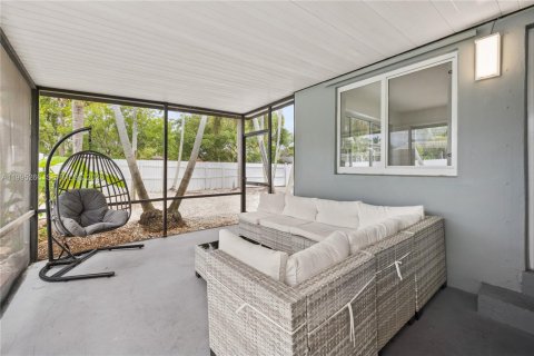 House in Hollywood, Florida 3 bedrooms, 171.31 sq.m. № 2062745 - photo 17