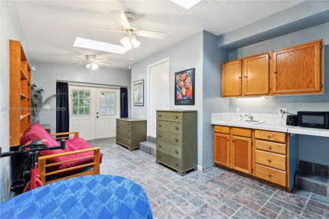 House in Miami, Florida 5 bedrooms, 250.84 sq.m. № 1862830 - photo 11