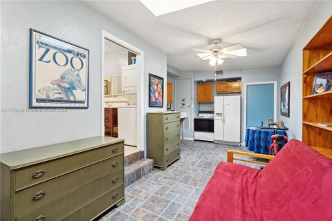 House in Miami, Florida 5 bedrooms, 250.84 sq.m. № 1862830 - photo 9