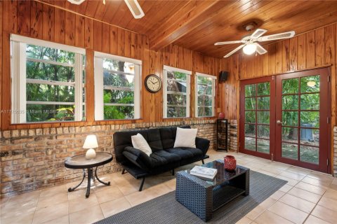 House in Miami, Florida 5 bedrooms, 250.84 sq.m. № 1862830 - photo 19