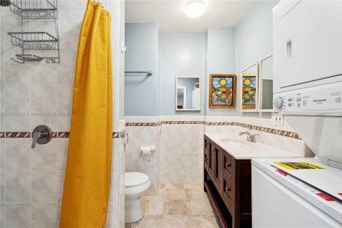 House in Miami, Florida 5 bedrooms, 250.84 sq.m. № 1862830 - photo 10