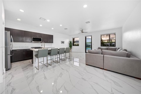 House in Hialeah, Florida 4 bedrooms, 186.92 sq.m. № 1949139 - photo 5