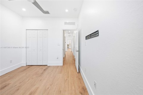 House in Hialeah, Florida 4 bedrooms, 186.92 sq.m. № 1949139 - photo 21