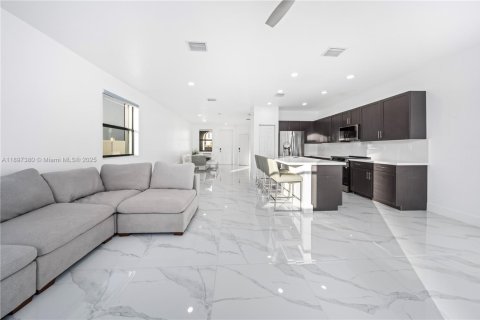 House in Hialeah, Florida 4 bedrooms, 186.92 sq.m. № 1949139 - photo 12