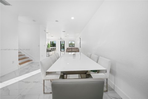 House in Hialeah, Florida 4 bedrooms, 186.92 sq.m. № 1949139 - photo 3