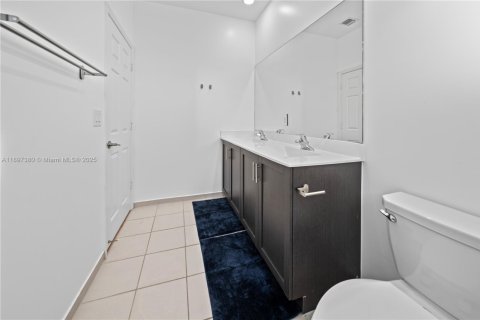 House in Hialeah, Florida 4 bedrooms, 186.92 sq.m. № 1949139 - photo 25