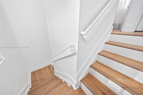 House in Hialeah, Florida 4 bedrooms, 186.92 sq.m. № 1949139 - photo 15