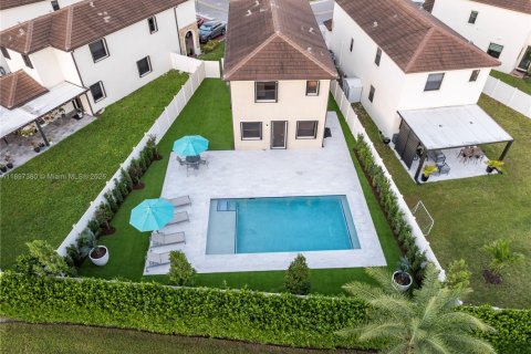 House in Hialeah, Florida 4 bedrooms, 186.92 sq.m. № 1949139 - photo 29