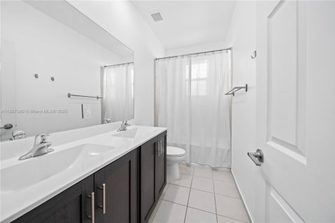 House in Hialeah, Florida 4 bedrooms, 186.92 sq.m. № 1949139 - photo 23