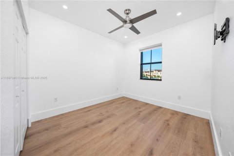 House in Hialeah, Florida 4 bedrooms, 186.92 sq.m. № 1949139 - photo 22