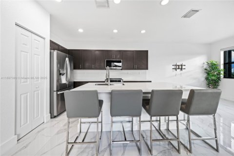 House in Hialeah, Florida 4 bedrooms, 186.92 sq.m. № 1949139 - photo 6
