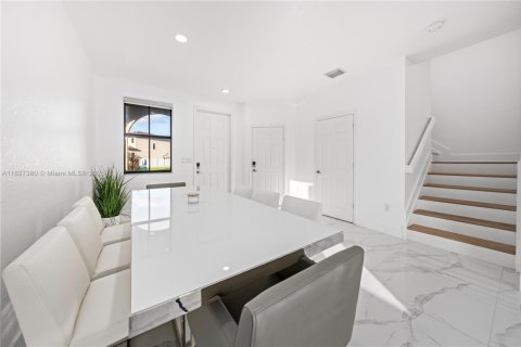 House in Hialeah, Florida 4 bedrooms, 186.92 sq.m. № 1949139 - photo 4