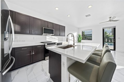 House in Hialeah, Florida 4 bedrooms, 186.92 sq.m. № 1949139 - photo 10