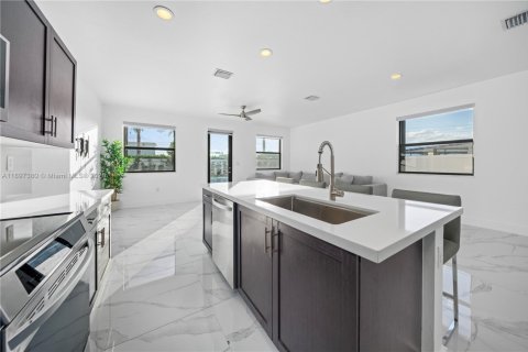 House in Hialeah, Florida 4 bedrooms, 186.92 sq.m. № 1949139 - photo 11