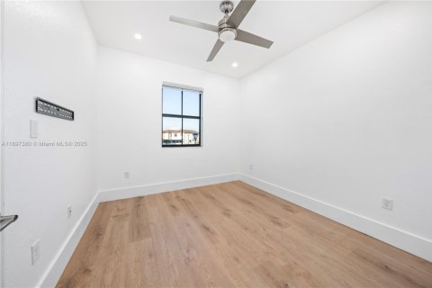 House in Hialeah, Florida 4 bedrooms, 186.92 sq.m. № 1949139 - photo 20