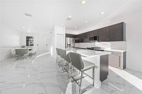 House in Hialeah, Florida 4 bedrooms, 186.92 sq.m. № 1949139 - photo 8