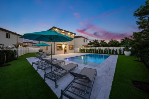 House in Hialeah, Florida 4 bedrooms, 186.92 sq.m. № 1949139 - photo 1