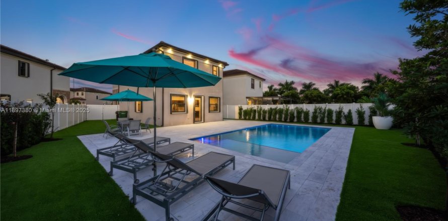 House in Hialeah, Florida 4 bedrooms, 186.92 sq.m. № 1949139