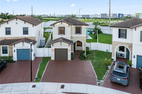 House in Hialeah, Florida 4 bedrooms, 186.92 sq.m. № 1949139 - photo 28