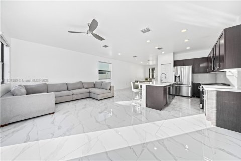 House in Hialeah, Florida 4 bedrooms, 186.92 sq.m. № 1949139 - photo 7