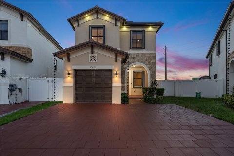 House in Hialeah, Florida 4 bedrooms, 186.92 sq.m. № 1949139 - photo 2