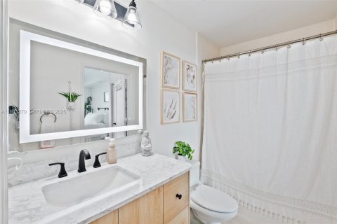 Condo in Miami, Florida, 1 bedroom  № 1990656 - photo 20