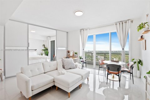 Condo in Miami, Florida, 1 bedroom  № 1990656 - photo 6