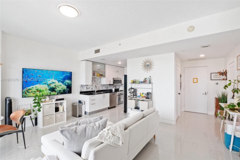 Condo in Miami, Florida, 1 bedroom  № 1990656 - photo 8