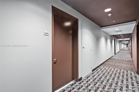 Condo in Miami, Florida, 1 bedroom  № 1990656 - photo 3