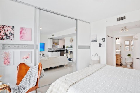 Condo in Miami, Florida, 1 bedroom  № 1990656 - photo 15