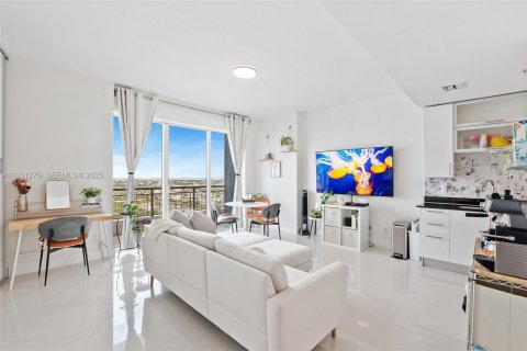 Condo in Miami, Florida, 1 bedroom  № 1990656 - photo 7
