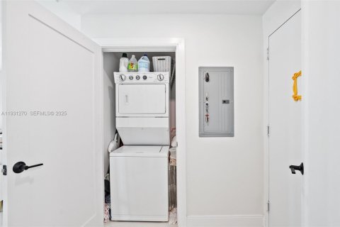 Condo in Miami, Florida, 1 bedroom  № 1990656 - photo 22