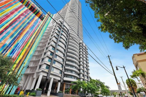 Condo in Miami, Florida, 1 bedroom  № 1990656 - photo 1