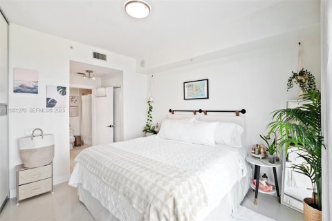 Condo in Miami, Florida, 1 bedroom  № 1990656 - photo 18